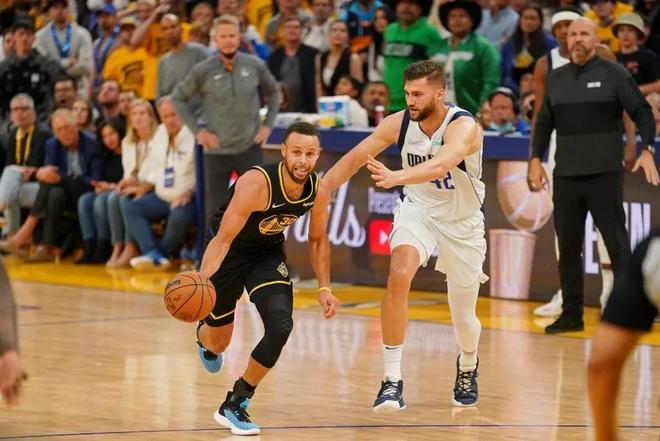 球馆内外都 球馆内外都